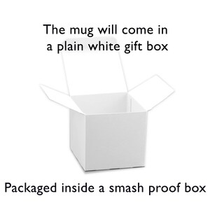 Puede incluir: Una caja de regalo blanca con la tapa abierta, mostrando el interior de la caja. El texto "The mug will come in a plain white gift box" est&aacute; encima de la caja. El texto "Packaged inside a smash proof box" est&aacute; debajo de la caja.