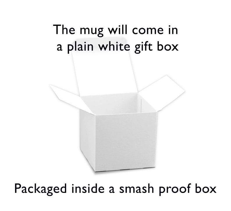 Puede incluir: Una caja de regalo blanca con la tapa abierta, mostrando el interior de la caja. El texto "The mug will come in a plain white gift box" est&aacute; encima de la caja. El texto "Packaged inside a smash proof box" est&aacute; debajo de la caja.