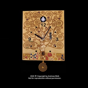 Könnte beinhalten: Eine goldfarbene Uhr mit einem Pendel in Form einer Spirale. Das Zifferblatt der Uhr ist ein stilisierter Baum mit einem braunen Stamm und schwarzen Ästen. Das Zifferblatt der Uhr hat römische Ziffern für die Stunden und schwarze Zeiger. Das Zifferblatt der Uhr ist von einem goldfarbenen Rahmen umgeben.