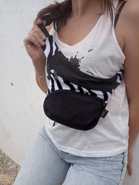 Riñonera blanca y negra sale