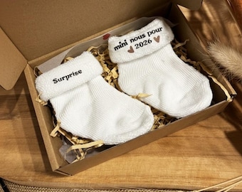 Chaussettes bébé personnalisé – Cadeau futur mamie papi – Annonce grossesse originale – Bavoir coton naissance – Idée cadeau famille