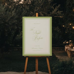 Puede incluir: Un letrero de bienvenida rectangular con un borde verde salvia y un centro color crema. El texto dice "WELCOME TO The Night Before CELEBRATING Alexandra & Clayton 10.18.2024 | Fort Worth, TX" en elegantes fuentes verdes cursivas y serif.