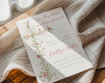 Inbjudan till babyshower med blommigt rosa och grönt kors, utskrivbart och digitalt babyshowerkort