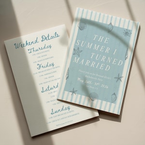 Puede incluir: Dos tarjetas de papelería azul claro y blanco. Una tarjeta enumera los detalles del fin de semana, incluyendo horarios y actividades. La otra tarjeta tiene el texto "The Summer I Turned Married" con ilustraciones de conchas marinas y estrellas de mar. La invitación es para una despedida de soltera.