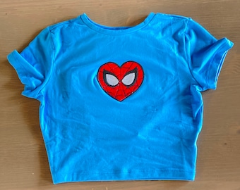 top corto con bordado de corazón de araña