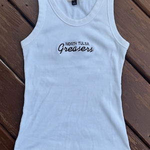 Puede incluir: Camiseta sin mangas blanca de canalé con texto bordado en negro que dice "NORTH TULSA Greasers".