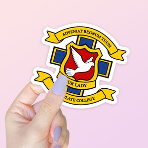 Op de afbeelding: Een witte sticker met een geel en blauw kruis, een rood schild met een witte duif en de tekst "Adveniat Regnum Tuum Our Lady Immaculate College".