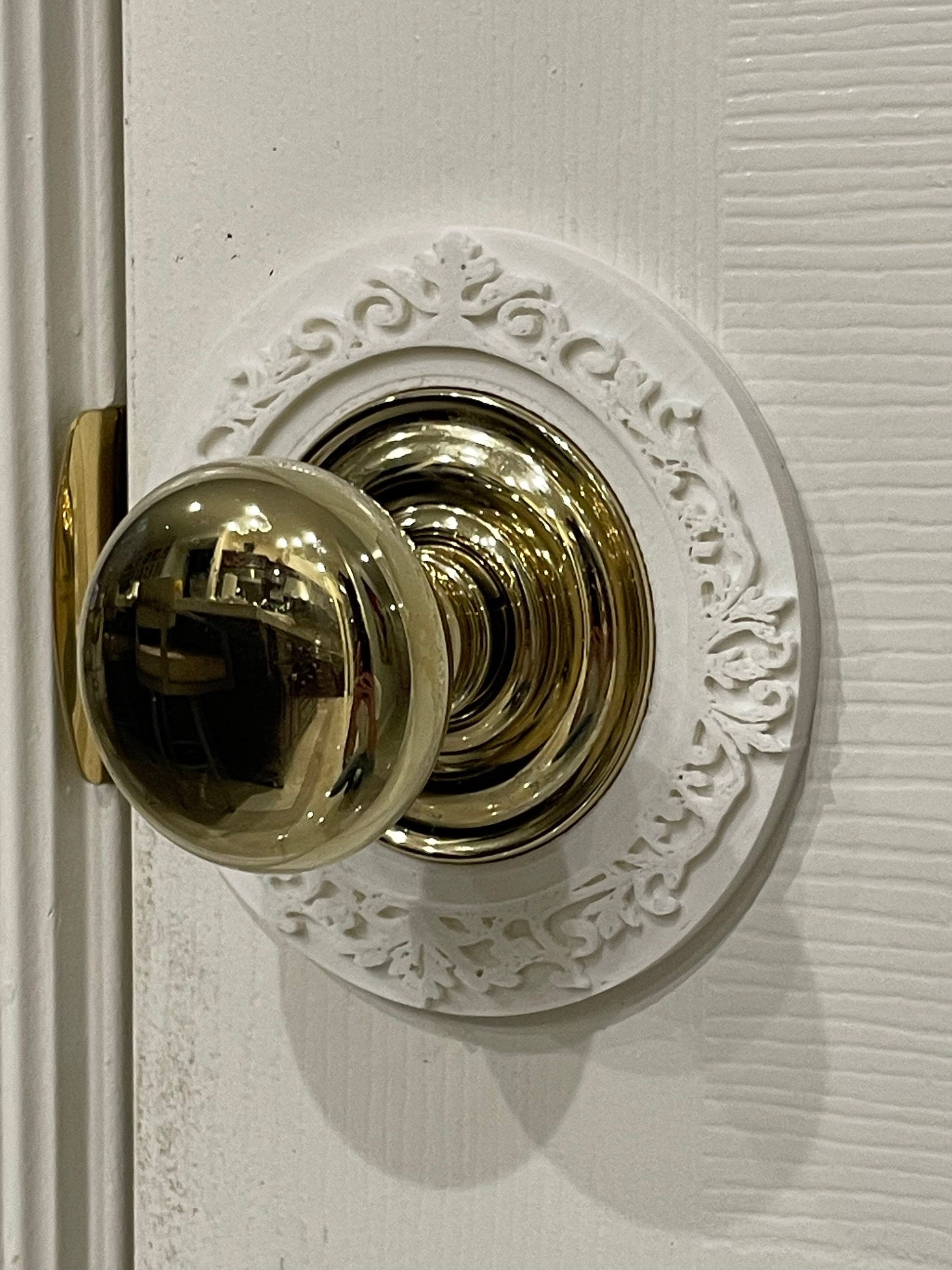 Round Door Knobs on Rectangular Backplate Lock Set - Polished