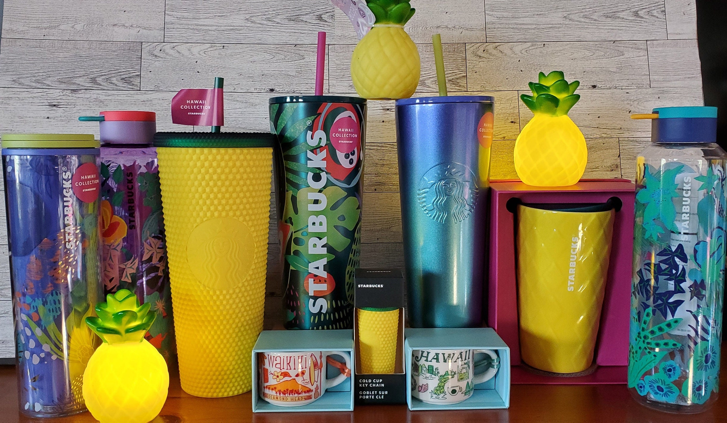 Hawaii exclusives, love the pineapple theme. : r/starbucks