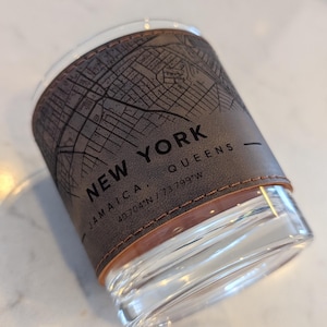 Whiskyglazen met op maat gegraveerde leren hoezen: perfect voor elke gelegenheid!