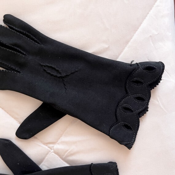 Glamorous Retro Black Scalloped Gloves/claw glove… - image 5