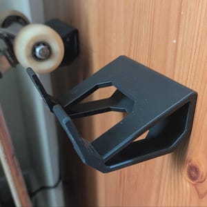 Minimalist Wall Mount for Skateboards & Longboards – Modern Rack in Black or White