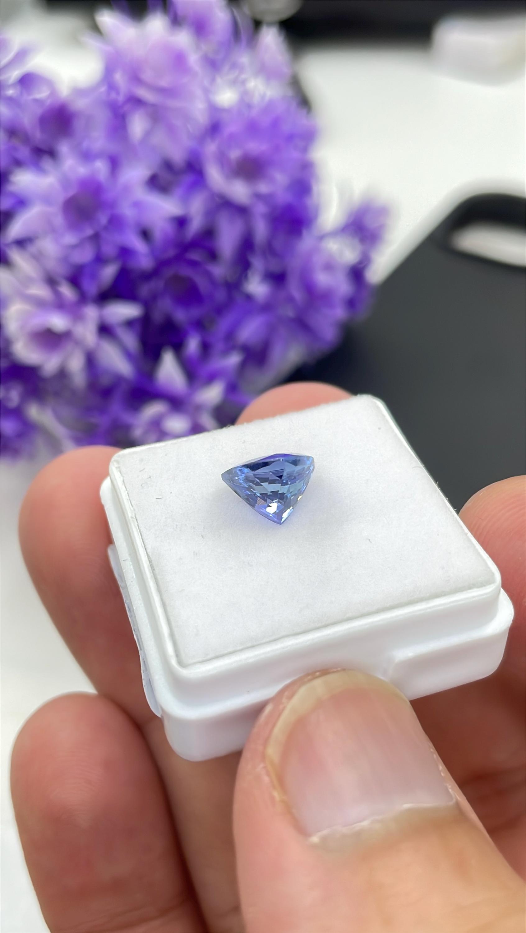 AAAAAグレード 天然ブルータンザナイト 8mm トリリアンカット 