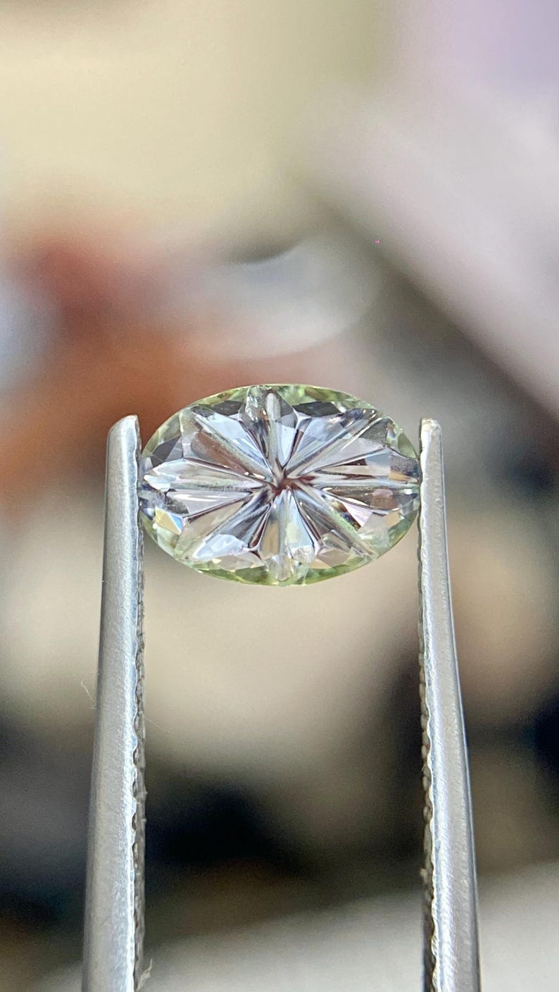Saphir Naturel Brut De Madagascar 81 Carats - Forme Ovale, Multicolore, Certifié