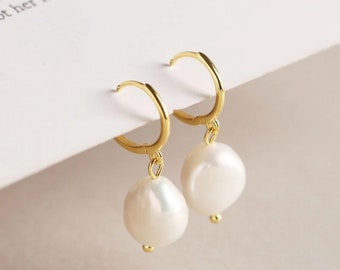 Freshwater pearl hoop earrings, pearl huggie hoop earrings, pearl drop gold hoop earrings, pearl hoop earrings bridal, baroque pearl hoops