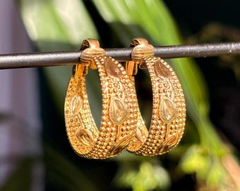 Vintage bladring clip-on oorbellen goudkleurige getextureerde oorringen antieke sieraden grote hoepels