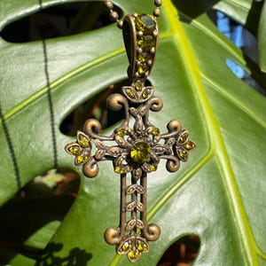 Colar vintage Cookie Lee com pingente de cruz em bronze e zircônia cúbica amarela, representando Jesus Cristo, com etiqueta.