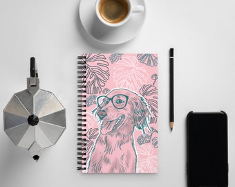 Plant moeder hipster hond in glazen spiraalvormig notitieboekje. Roze groen tropisch kunstschetsboekdagboek. Terug naar schoolbenodigdheden voor kinderen op de middelbare school.