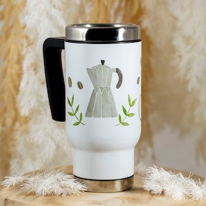 Könnte beinhalten: Weißer Reisebecher mit Edelstahlrand und Griff. Der Becher zeigt ein Aquarelldesign einer Kaffeemaschine, Kaffeebohnen und grüne Blätter. Der Becher hat einen schwarzen Griff und einen silbernen Deckel.