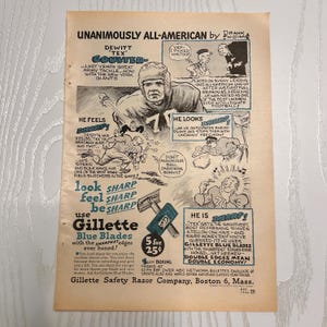 Puede incluir: Anuncio publicitario vintage de Gillette Blue Blades, con ilustraciones de un jugador de fútbol americano y una maquinilla de afeitar. El anuncio promociona afeitados apurados y cuchillas de doble filo. El texto incluye "Unanimously All-American".
