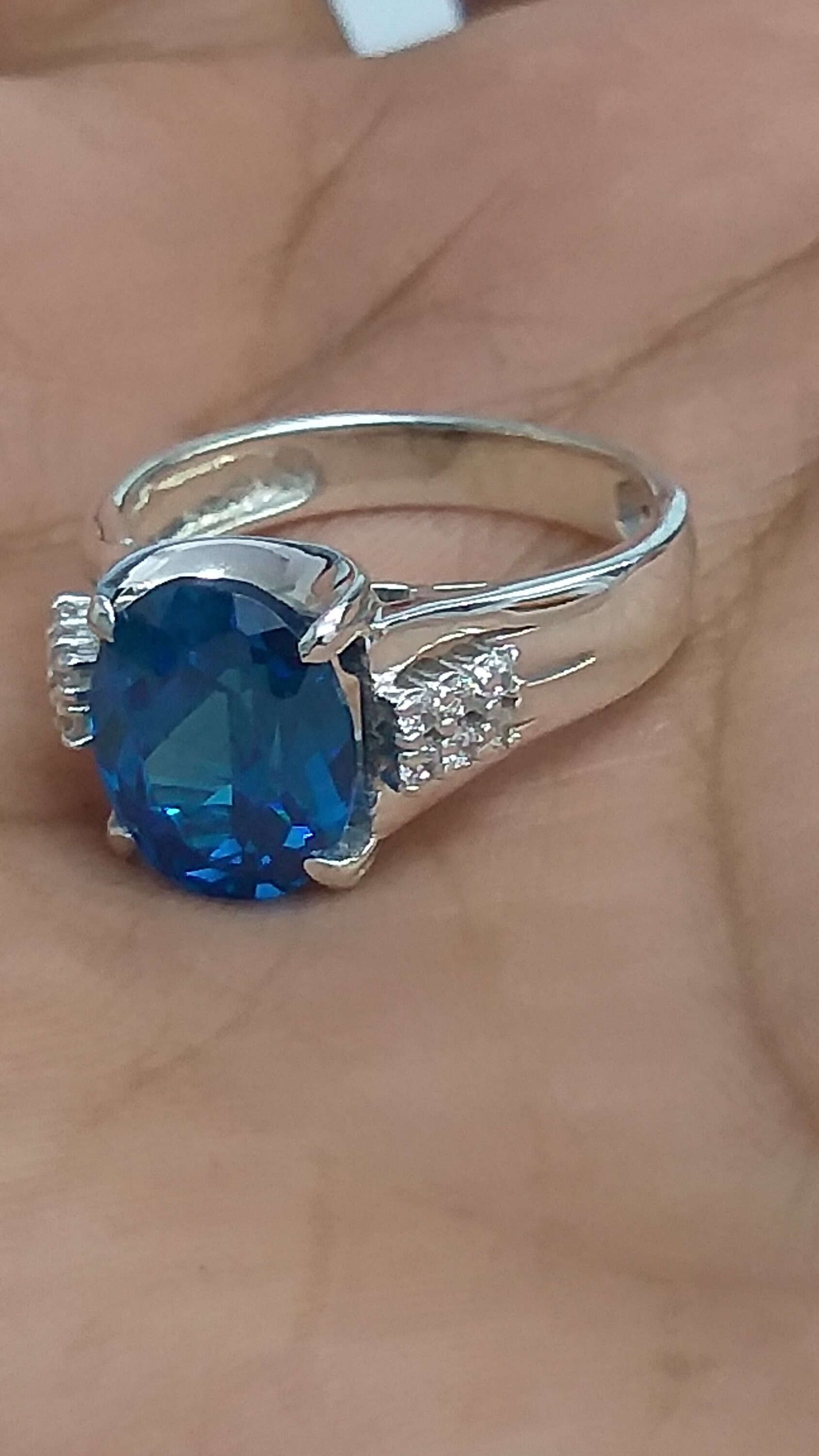 Anello In Argento 925 Con Topazio Blu Naturale &ndash; Pietra Ovale Irradiata &ndash; Gioiello Artigianale Thailandia