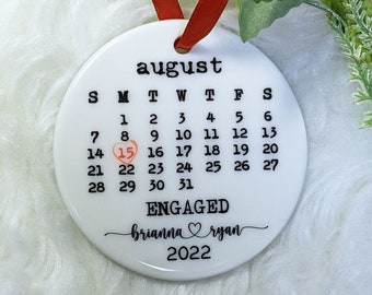 Gepersonaliseerde verlovingsdatum keramisch ornament, kerstcadeau