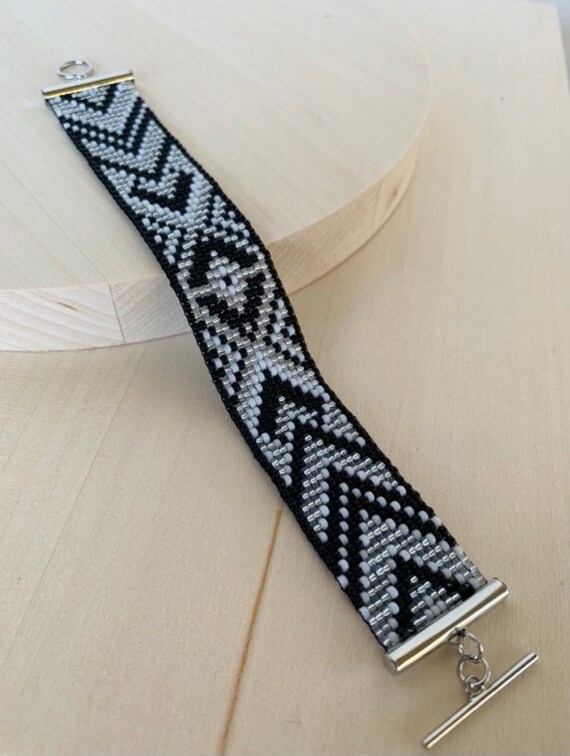 How to Make a Chevron Bracelet with Spiral Stripes « Jewelry :: WonderHowTo