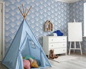 Puede incluir: Una tienda tipi de tela azul claro con una pequeña ventana y estructura de madera. Dentro hay varios cojines de felpa en rosa, amarillo y verde azulado. La habitación tiene papel pintado azul y blanco, una cómoda blanca y un caballete.