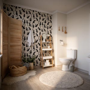 Puede incluir: Un ba&ntilde;o con papel tapiz de patr&oacute;n de gatos negros, un biombo de madera, una cesta tejida, una toalla blanca, una estanter&iacute;a de escalera de madera de cuatro niveles, un inodoro blanco y una alfombra redonda blanca sobre suelo de madera clara.