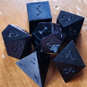 Void/ Jeu de 7 dés polyédriques à bords tranchants/ Noir légèrement brillant