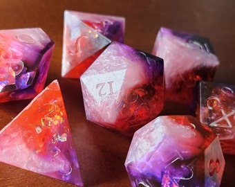 Starstruck/ Sharp Edge 7er D&D Würfel Set/ Rot, Pink und Lila