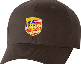Op de afbeelding: Een bruine baseballpet met een geborduurd UPS-logo met een Amerikaans vlagontwerp.