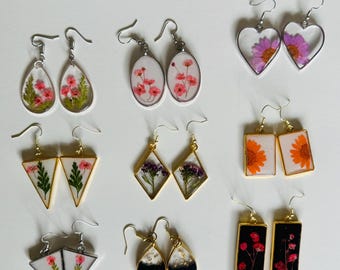 Handgemaakte harsoorbellen met gedroogde bloemen en bladeren - op de natuur geïnspireerde sieraden, bohostijl