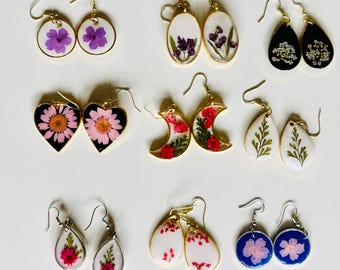 Handgemaakte harsoorbellen met gedroogde bloemen en bladeren - op de natuur geïnspireerde sieraden, bohostijl