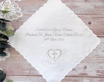 Pañuelo de satén blanco y plateado personalizado para bautizo de niño.