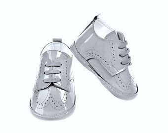 Zapatos de cochecito y cuna para bebé niño, color gris charol, botines, bautizo, boda, elegantes, formales.