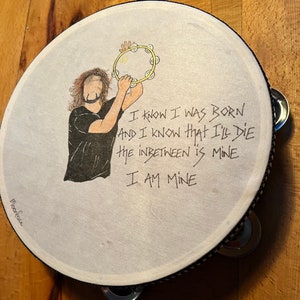 Eddie Vedder handgezeichnet auf ein Tamburin mit handgeschriebenen Texten zu I Am Mine