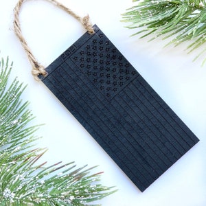 2021 Black American Flag Ornament - Give No Quarters - Graviertes Birkenholz Ornament - Made in USA