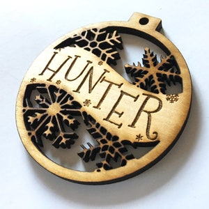 Adorno PERSONALIZADO COPO DE NIEVE - Hunter - Madera de abedul grabada - Made in USA
