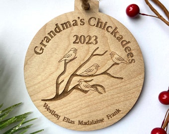 Carboneros de la abuela - Adorno con nombres de nietos y pájaros - Personalizable - Madera de abedul grabada - Fabricado en EE. UU.