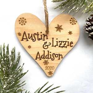 Adorno navideño personalizado de madera de corazón de copo de nieve - Adorno de madera de abedul grabado - Made in USA