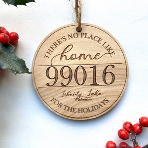 Zip Code Home for the Holidays Ornament mit deiner Heimatstadt