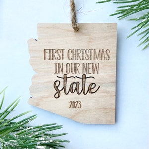 First Christmas in Our New State - Graviertes Birkenholz - Made in USA