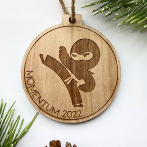 NINJA Personalisierte Holz Weihnachtsverzierung - KARATE graviertes Birkenholz - Hergestellt in den USA