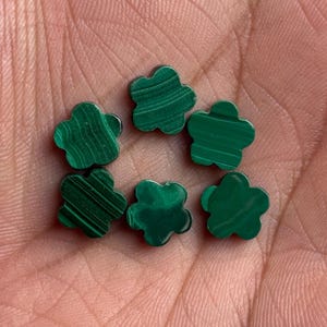 Paquete de 5 piezas de flor de malaquita: gema AAA para la fabricación de joyas de 10 mm.