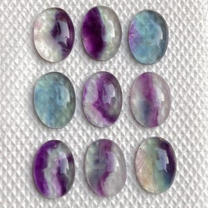 Cabochon di fluorite naturale: pietra preziosa ovale con fondo piatto, qualità AAA+