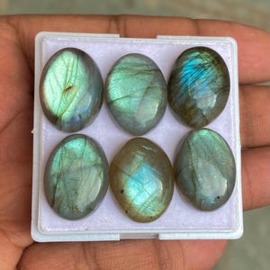 Cabochon ovale naturel multi labradorite : pierre précieuse calibrée AAA+