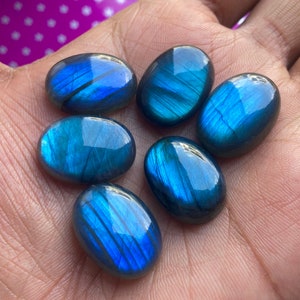 Cabochon de labradorite AAA+ : pierre précieuse ovale bleue naturelle