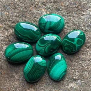 Cabochon en malachite naturelle : pierre précieuse ovale à dos plat, tailles calibrées