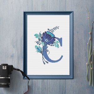 Letra floral C - Patrón de monograma de punto de cruz C - Estilo tradicional popular - Patrón PDF - Monograma de flor azul contado gráfico de punto de cruz